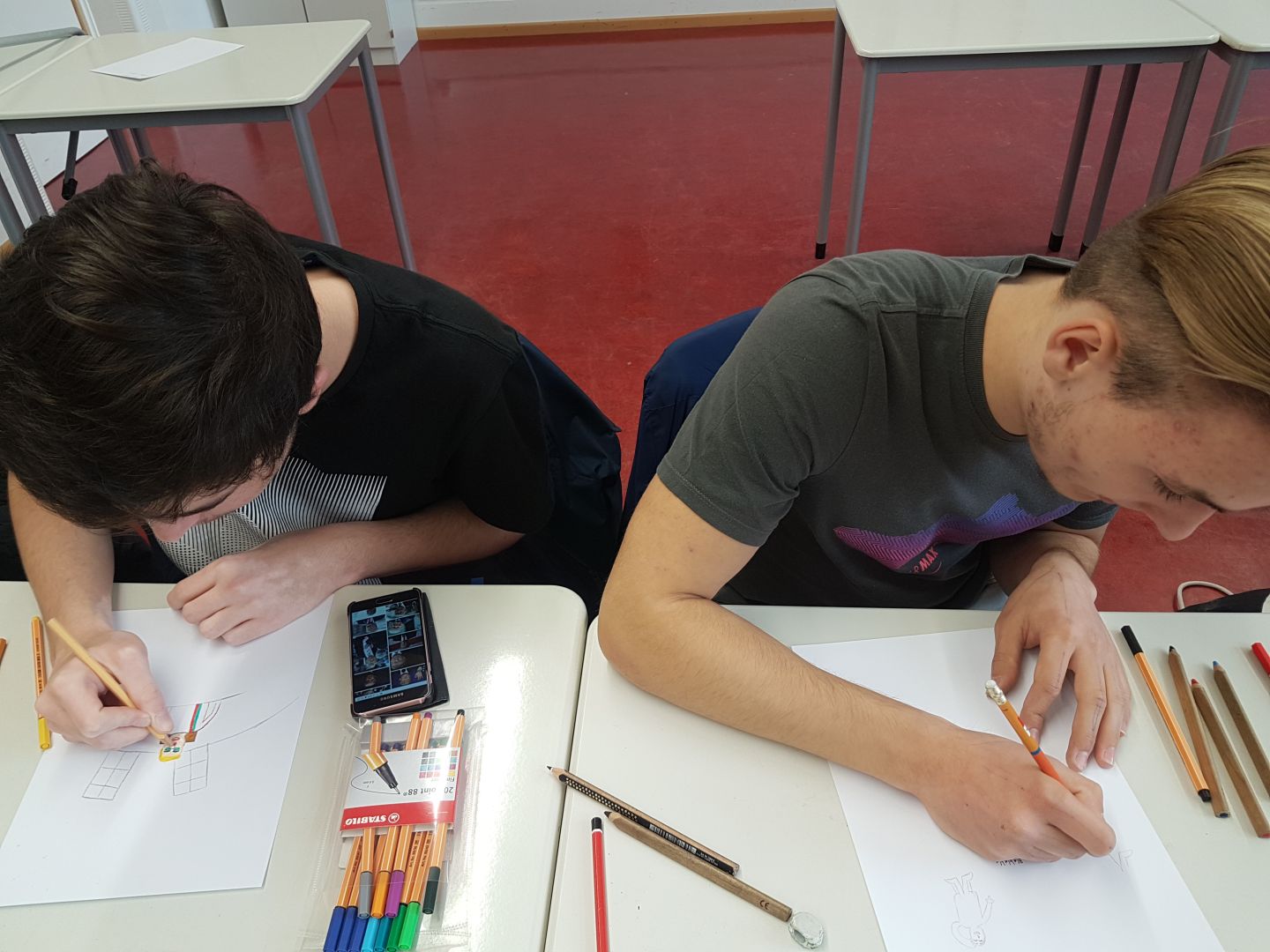 Wie man mit dem Zeichenstift auf Gewalt reagiert