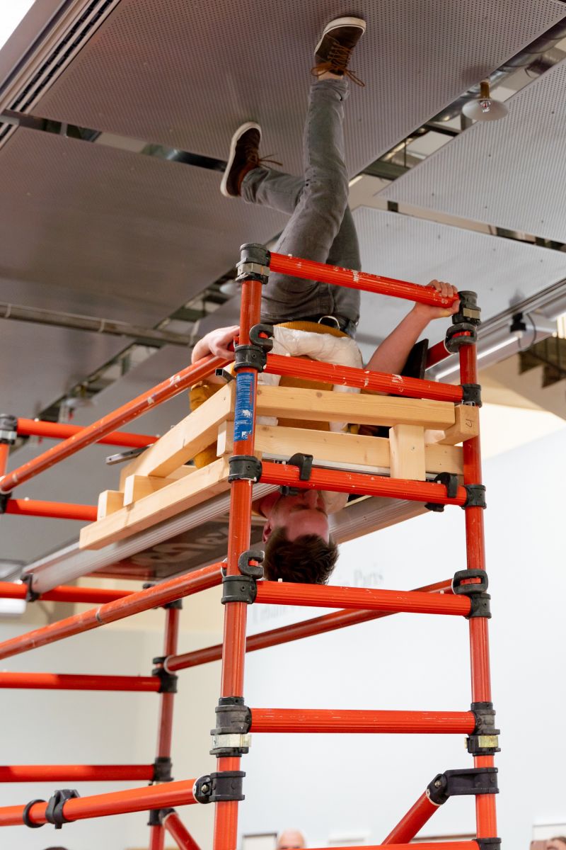 Paris, Paris! Ein Haus auf dem Rücken wandernder Elefanten errichten