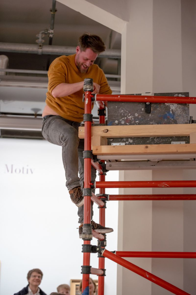 Paris, Paris! Ein Haus auf dem Rücken wandernder Elefanten errichten