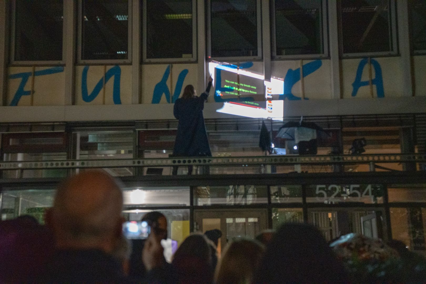 Retour de Paris: Intermittent du spectacle - this is not a funeral" oder « la cigale et les fourmis » von Judith Milz
