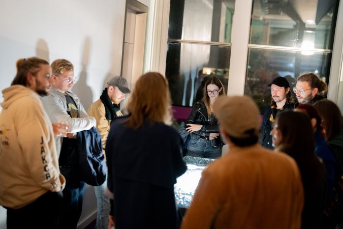 Retour de Paris: Intermittent du spectacle - this is not a funeral" oder « la cigale et les fourmis » von Judith Milz