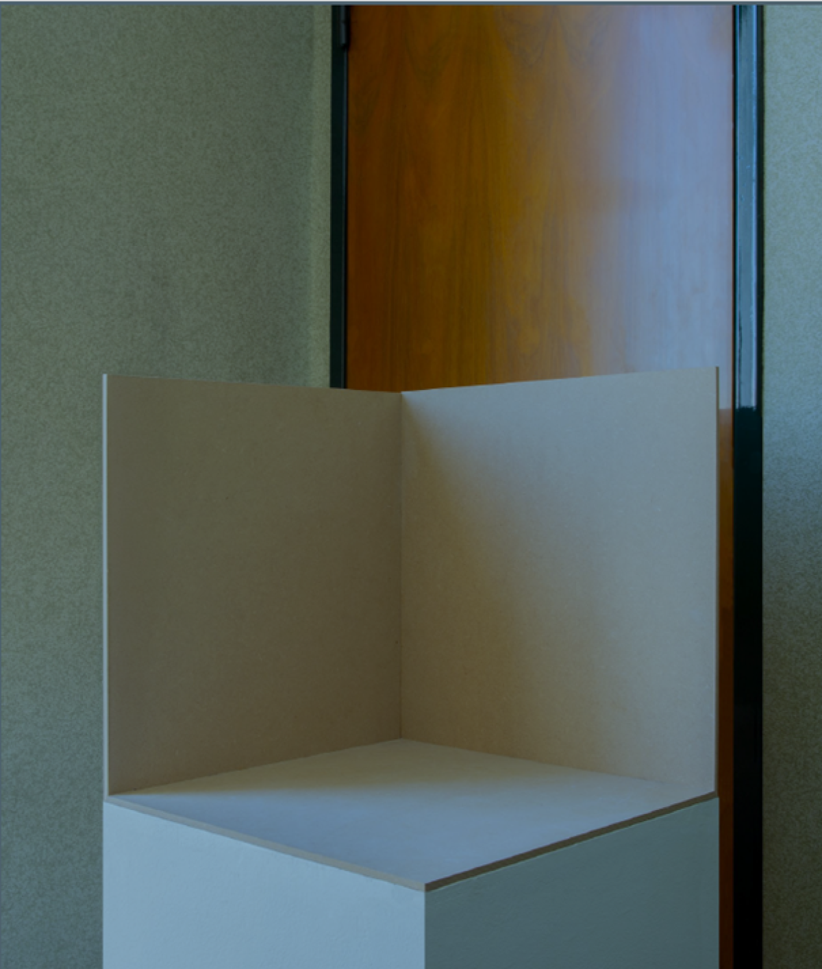 Lizzy Ellbrück: A corner, a marginal figure, a spatial ligature, a dust catcher, an edgy witness, for niche wanderers