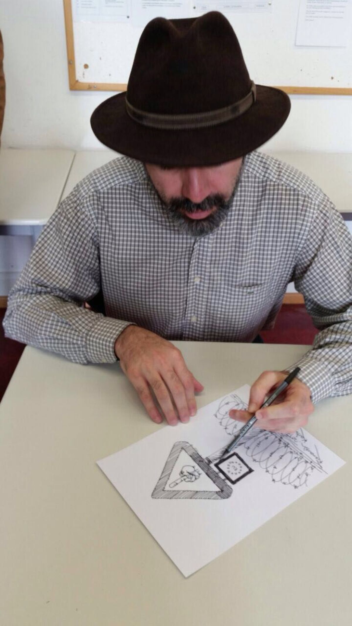 Wie man mit dem Zeichenstift auf Gewalt reagiert