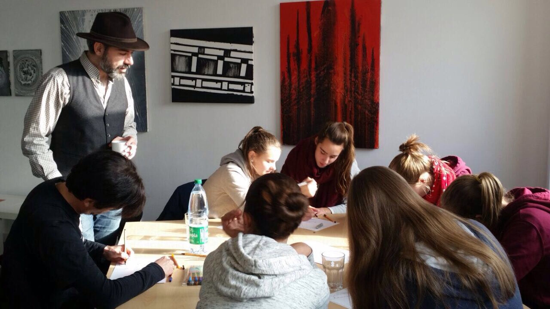 Wie man mit dem Zeichenstift auf Gewalt reagiert